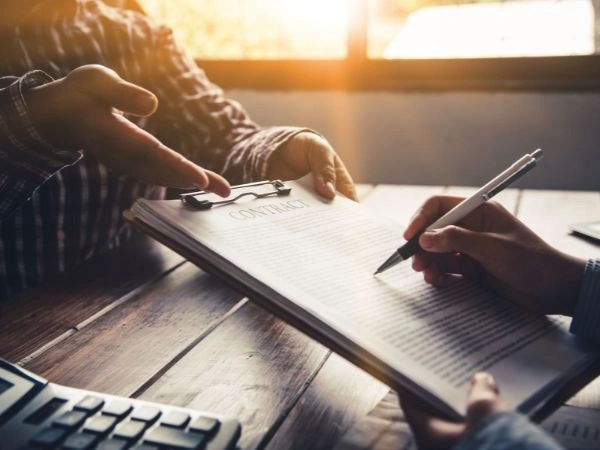 How Binding Is a Roofing Contract?